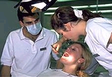 Dentalhygieniker bei der Arbeit