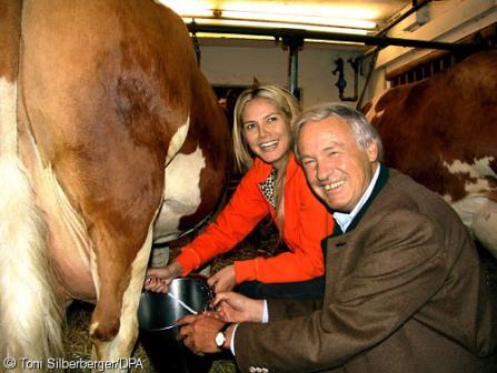 Heidi Klumb melkt Kühe 