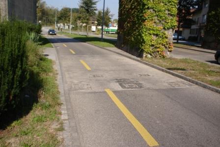 Kanaldeckel bei einer Brücke