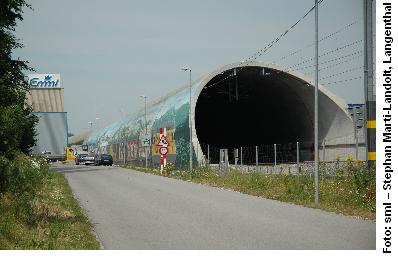 Der Emmi-Tunnel mitten in der Landschaft